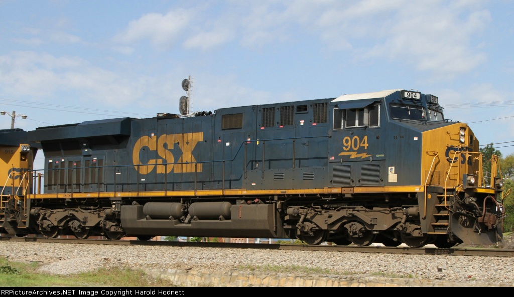 CSX 904 leads train E557-05 into the yard